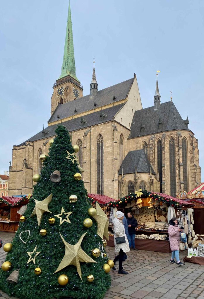 Pilsen-Tchequie-marche-Noel-cathedrale-et-sapin