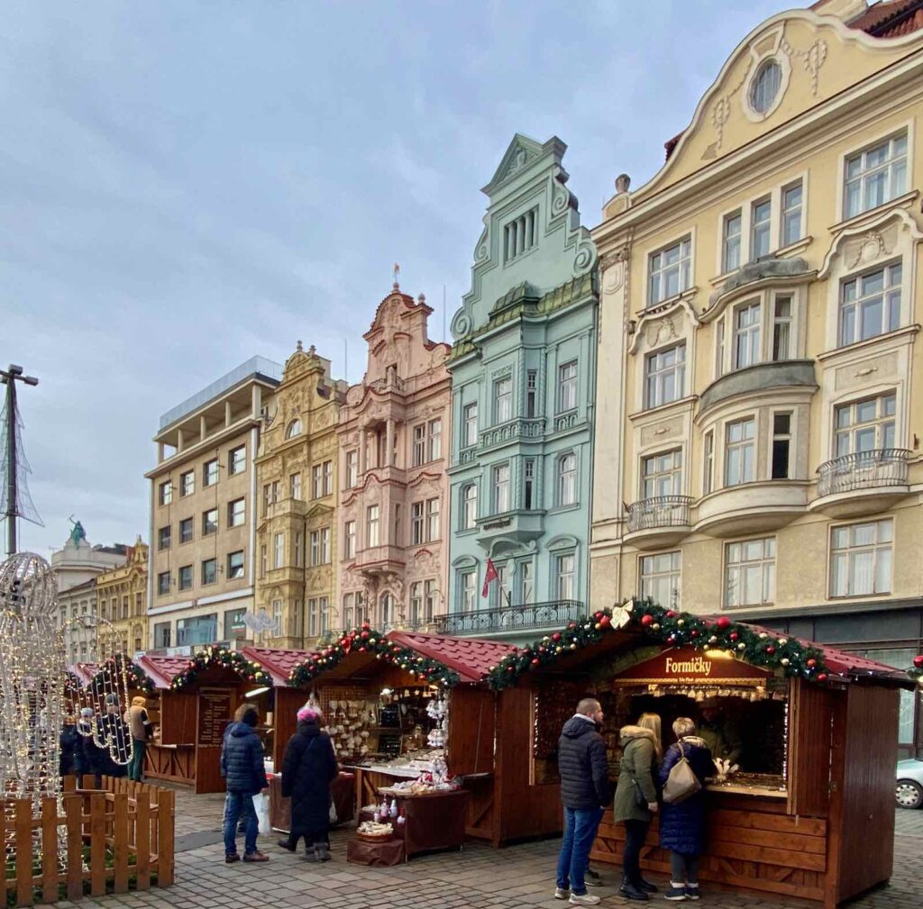 Pilsen-Tchequie-marche-Noel-devant-belles-facades