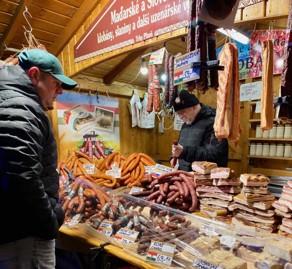 Pilsen-Tchequie-marche-Noel-stand-charcuterie