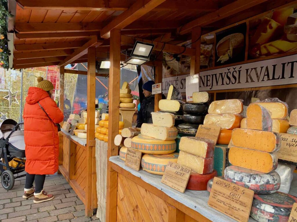 Pilsen-Tchequie-marche-Noel-stand-fromage