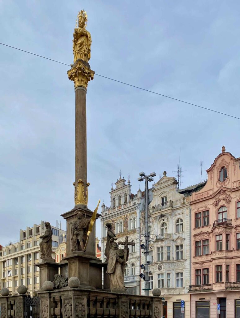 Pilsen-belles-maisons-et-colonne