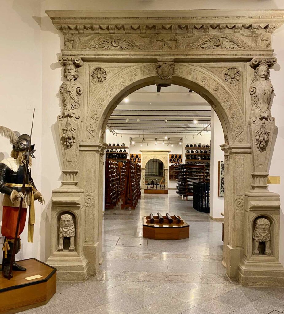 Pilsen-musee-Boheme-occidentale-entree-section-armes